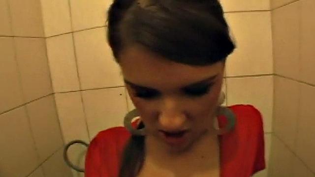 шлюха на людях ловит огромный черный член в попку - pov и душ для настроения