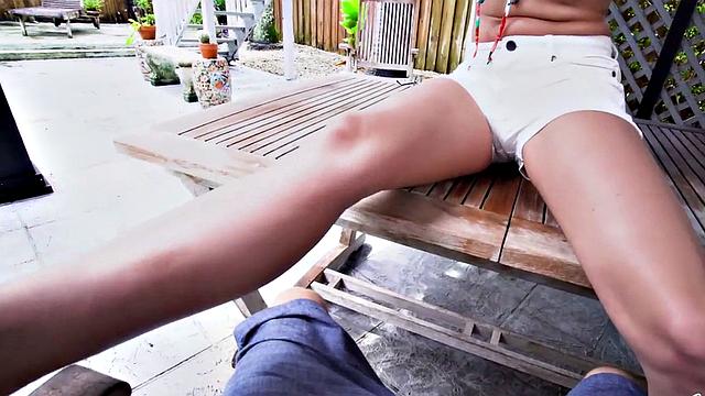 Сочная брюнетка с формами отдается жестко на свежем воздухе