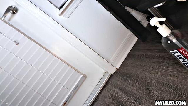 Зрелая дамочка играет с членом и не проливает ни капли молочка.