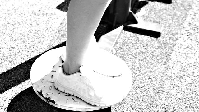 блондинка-милфа гасит долг жёстким сексом на диване и жадно глотает сперму