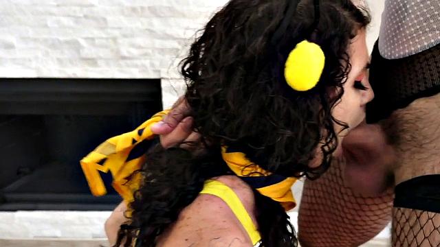 Kinky brunette in stockings deepthroats, kisses & handjobs in a bisexual threesome