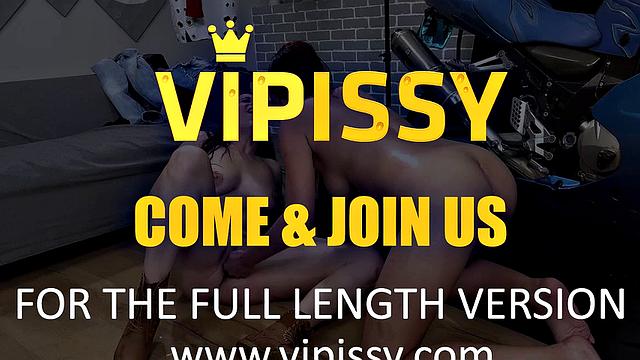 две рыжие лесбиянки не могут удержаться и писают друг на друга перед камерой