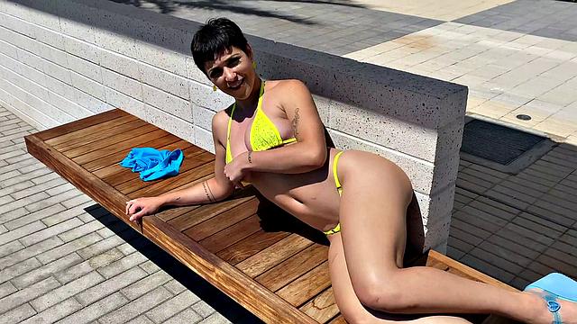 Бруклин жадно сосёт, пока ей вылизывают задницу