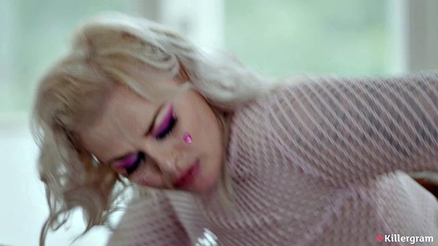 Harleyy Heart с жаждущей киской катается на огромном черном члене Sensi, британский межрасовый замес!