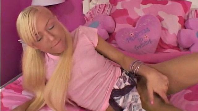 Lil Lexy fingering pussy and reaching orgasm