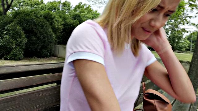 Колумбийская блондинка Вероника Лил сходит с ума по деньгам и члену прямо на улице