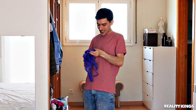 У мачехи растворились плавки, Хорди сразу залез на неё