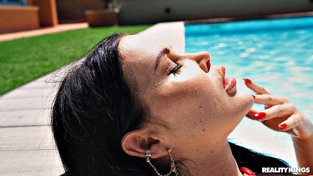 У мачехи растворились плавки, Хорди сразу залез на неё