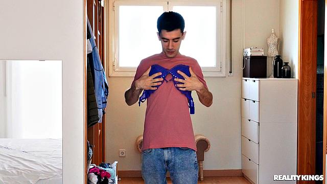 У мачехи растворились плавки, Хорди сразу залез на неё