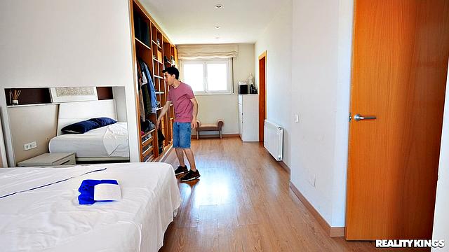 У мачехи растворились плавки, Хорди сразу залез на неё