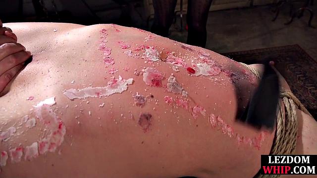 Две властные лесбиянки жёстко связывают и доминируют над зрелой красавицей в белье, играют с её телом и наслаждаются каждым моментом втроём.