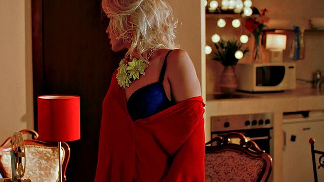 Blonde hottie deepthroats boyfriend & rides cock in kitchen while kissing him