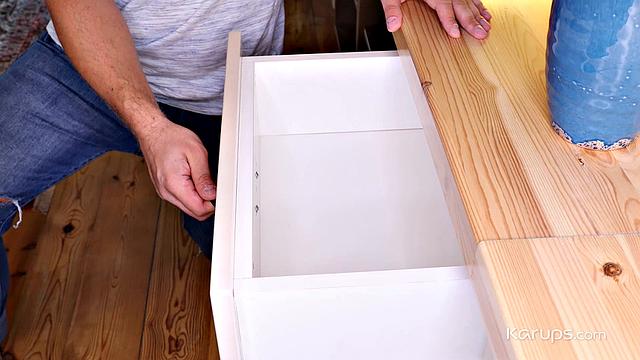 блондинка с пирсингом устраивает акробатику-шорты тут лишние