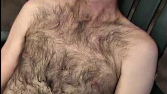 бородатый уличный мачо с жадностью отсасывает толстый член