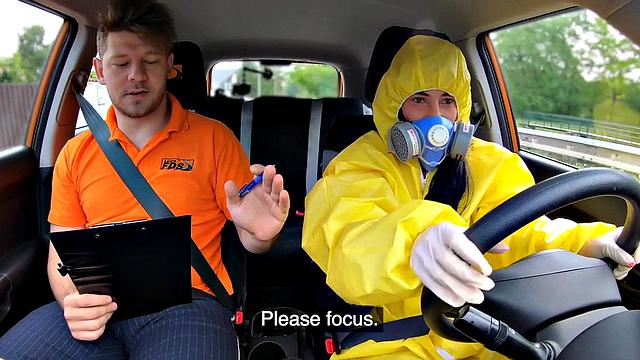 смотри, как татуированная малышка лижет яйца и трахается в тачке