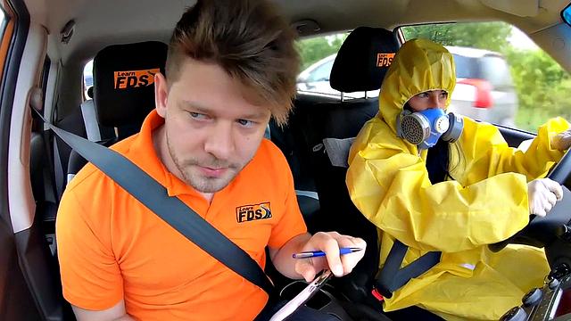 смотри, как татуированная малышка лижет яйца и трахается в тачке