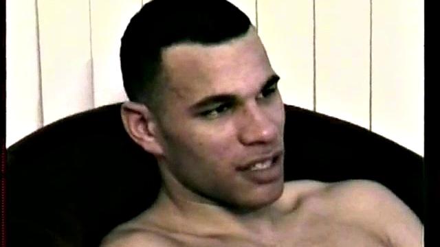 стритовый пацан решил подрочить - динозавр доволен и залит