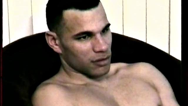 стритовый пацан решил подрочить - динозавр доволен и залит