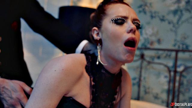 Горячая хозяйка трахается с дворецким на вечеринке