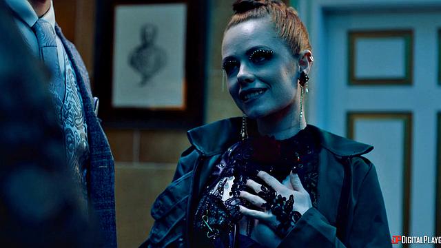 Горячая хозяйка трахается с дворецким на вечеринке