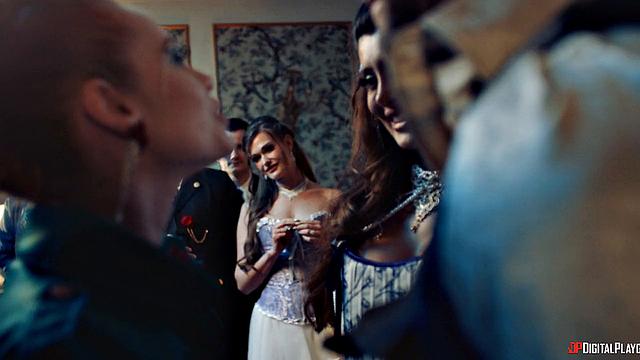 Горячая хозяйка трахается с дворецким на вечеринке