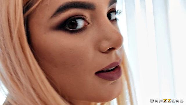 Paola Hard полностью в масле, жадно принимает член Christian Clay в жёстком анальном сексе.