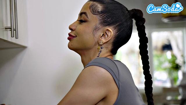 Латина milf готовит и жадно сосёт хер на кухне, потом её жестко трахают до мощного конча в пизду.