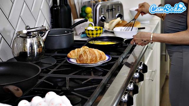 Латина milf готовит и жадно сосёт хер на кухне, потом её жестко трахают до мощного конча в пизду.