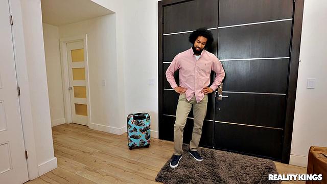 Лола Фэй сосёт и трахается в отпуске с Джеймсом Энджелом