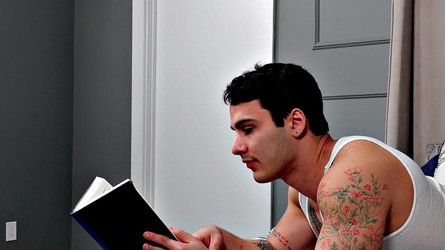 качок трахается без гондона с худым соседом по общаге