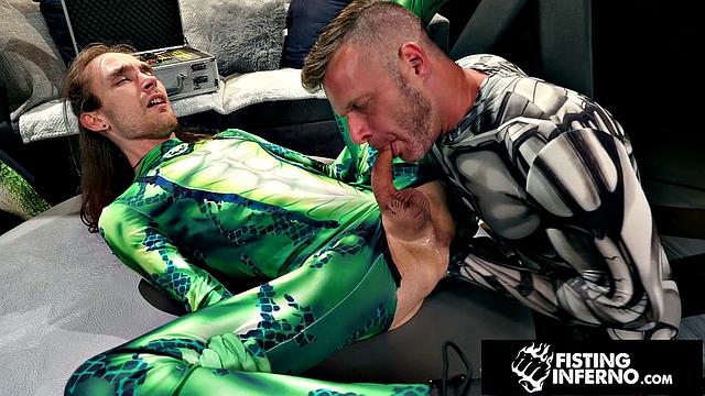 мускулистый злодей жестко фистит героя и трахает по-мужски