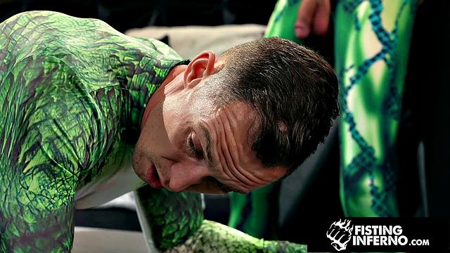 мускулистый злодей жестко фистит героя и трахает по-мужски