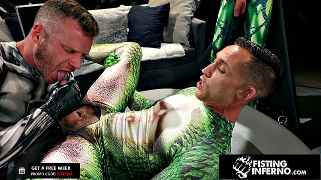 мускулистый злодей жестко фистит героя и трахает по-мужски