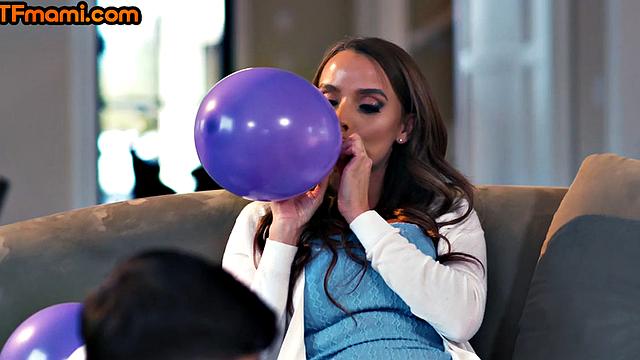 ненасытная мамка с жадностью сосёт и трахается втроём