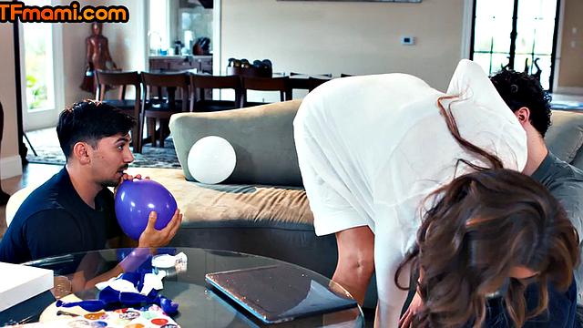 ненасытная мамка с жадностью сосёт и трахается втроём