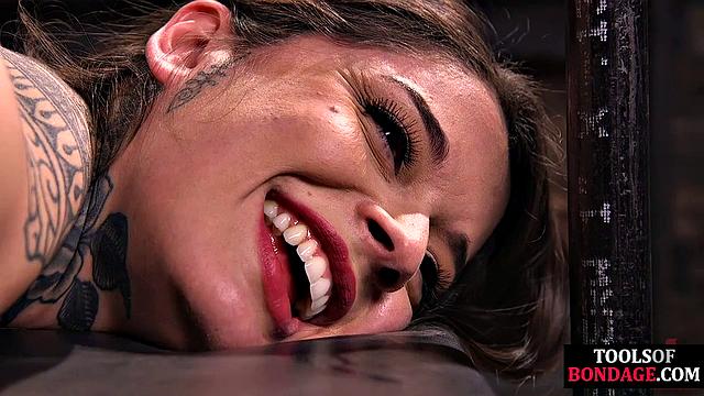 Мастер не пожалел веревок и ладоней: секси рабыня после страстного минета на игрушке получила по попе с юмором - неплохой день, согласись?