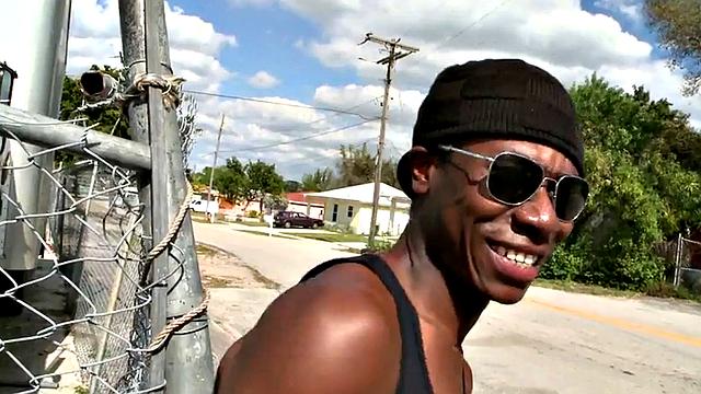 Nubian man picked up and fucked outdoors by white top after BJ