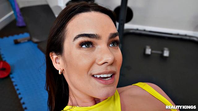 жаркая брюнетка разносит зал - отсос, мокрая киска и глубокий анал