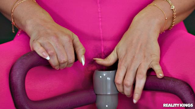 жаркая брюнетка разносит зал - отсос, мокрая киска и глубокий анал