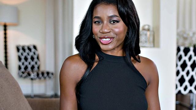 Шоколадка скачет на парне, потом балует его сочным минетом