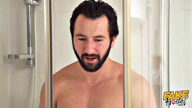 Смотри, как Ariana Van X и Victoria Nyx соблазняют Lando Ryder в душевой после аварии такси!