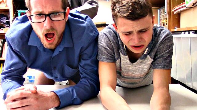 Двух парней ловят и трахают в комнате допроса