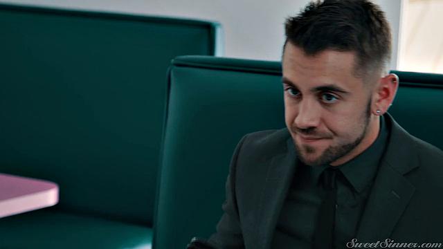 Сара трахается с мужем подруги, пока та не дома, и получает по полной от Куинтона Джеймса и Anna Claire Clouds.