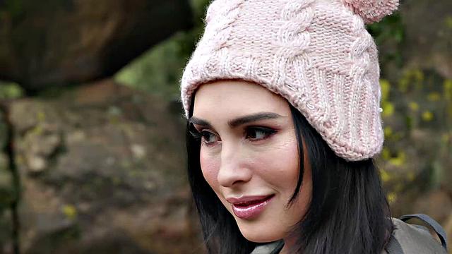 транс девушка ember fiera трахается с king noire на природе