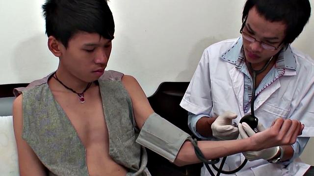 врач безжалостно трахает худого азиата после осмотра