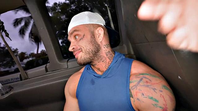 стрейт парень жёстко трахает качка в фургоне