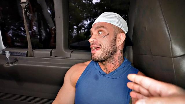 стрейт парень жёстко трахает качка в фургоне