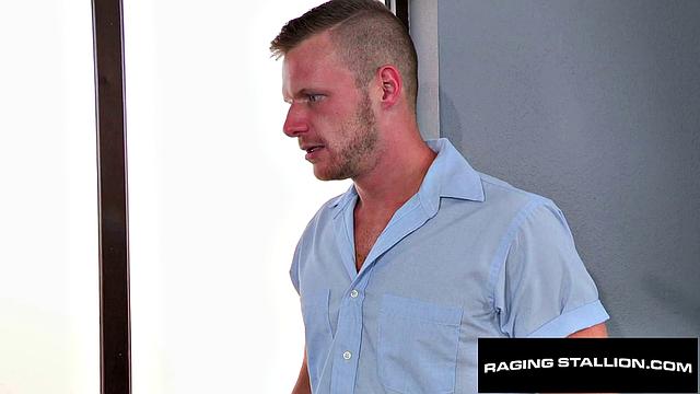 Волосатый подчинённый соблазняет босса и жёстко его имеет