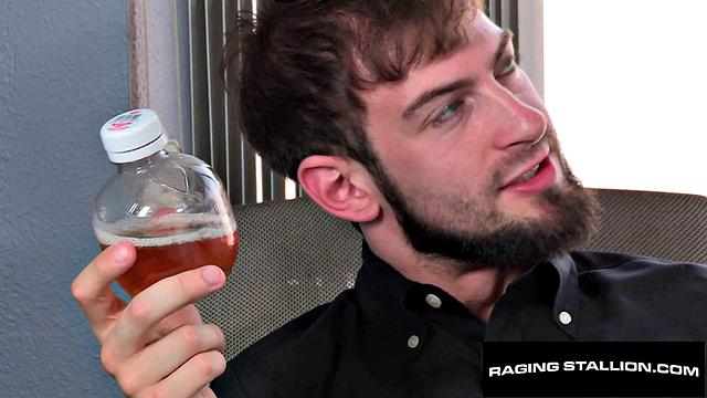 Волосатый подчинённый соблазняет босса и жёстко его имеет