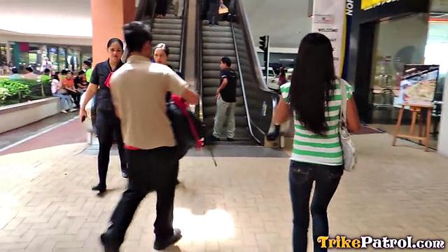 азиатка в джинсах трахается на свежем воздухе и ловит сперму ртом